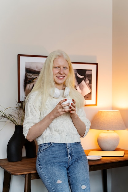 Vista frontal mulher albina em casa