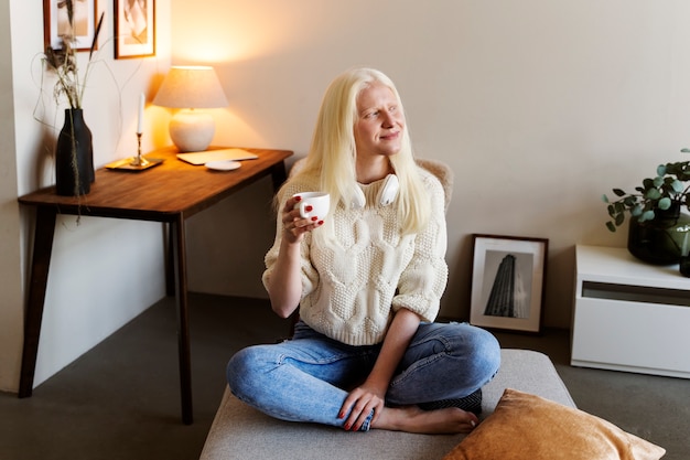 Vista frontal mulher albina em casa