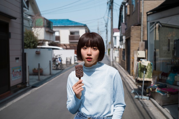 Vista frontal mulher asiática com sorvete