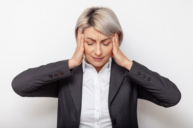 Vista frontal mulher de negócios estressado