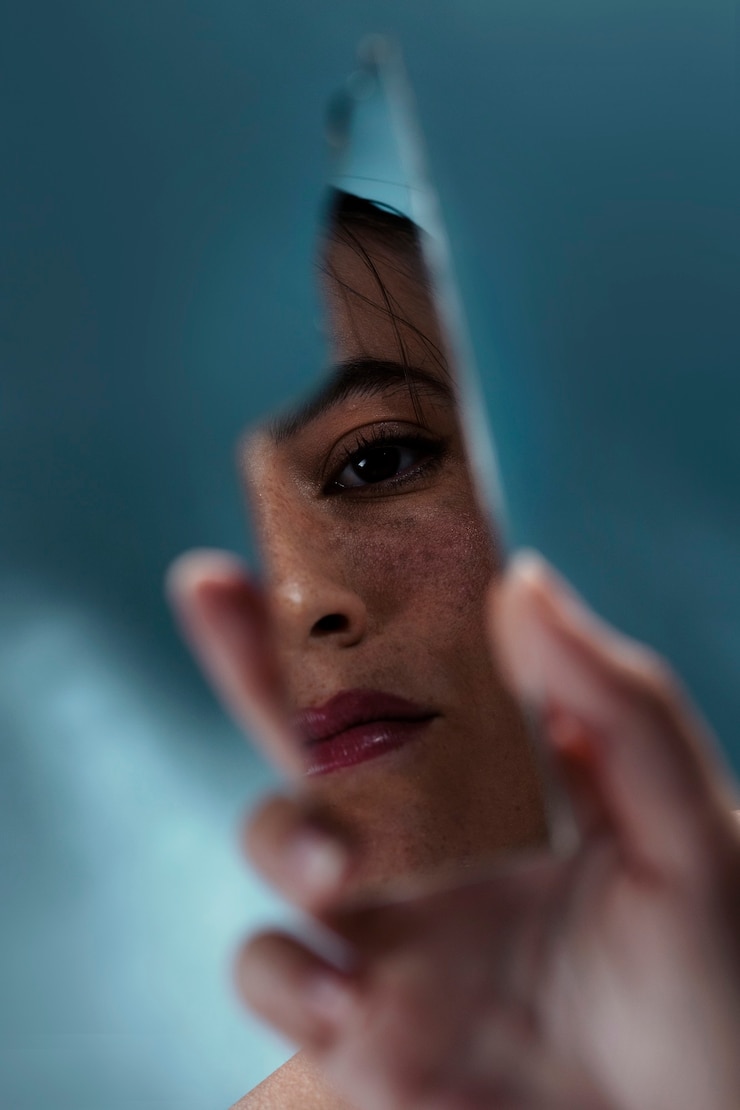 Foto grátis vista frontal mulher desconhecida segurando espelho quebrado