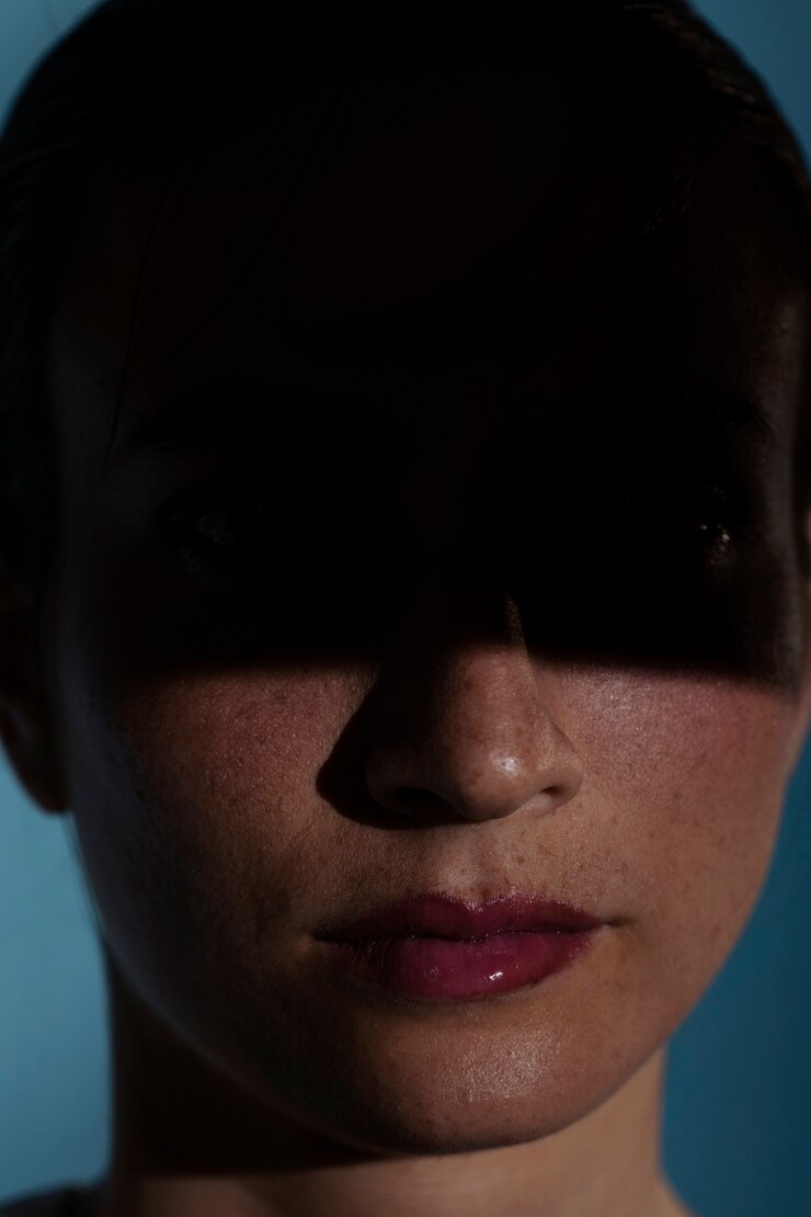 Foto grátis vista frontal mulher misteriosa posando