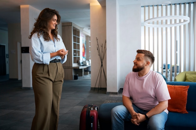 Vista frontal mulher plus size trabalhando no hotel