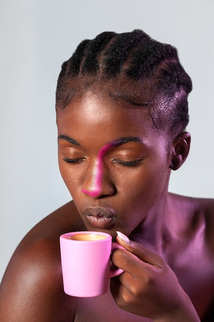 Foto grátis vista frontal mulher segurando a xícara de café