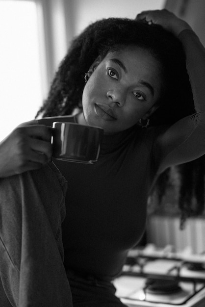 Foto grátis vista frontal mulher segurando a xícara de café