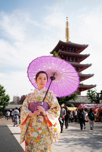 Vista frontal mulher segurando guarda-chuva wagasa