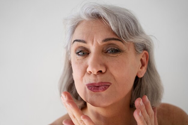 Vista frontal mulher sênior fazendo carinha de beijo