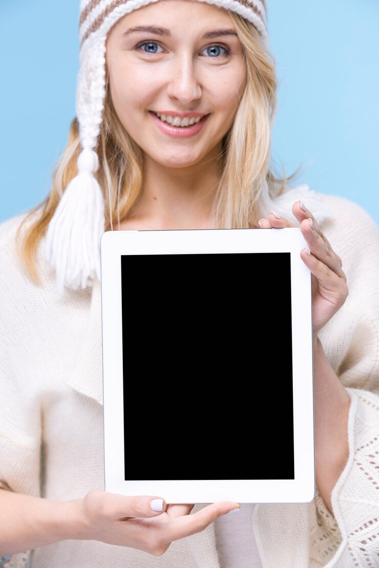 Foto grátis vista frontal mulher sorridente com um tablet