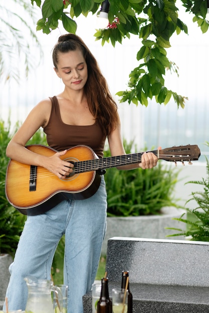 Vista frontal mulher tocando violão