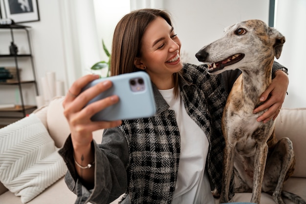 Foto grátis vista frontal mulher tomando selfie com cachorro