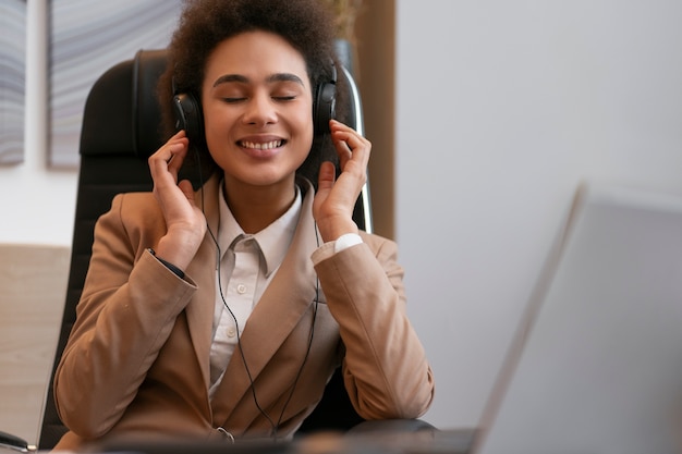 Foto grátis vista frontal mulher trabalhando como economista