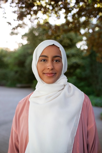 Foto grátis vista frontal mulher vestindo halal ao ar livre