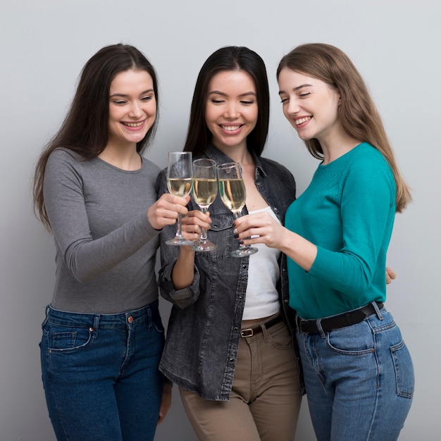 Foto grátis vista frontal mulheres adultas tomando champanhe juntos
