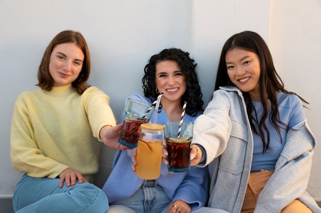 Foto grátis vista frontal mulheres bebendo kombucha