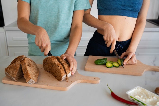 Vista frontal mulheres com comida saudável