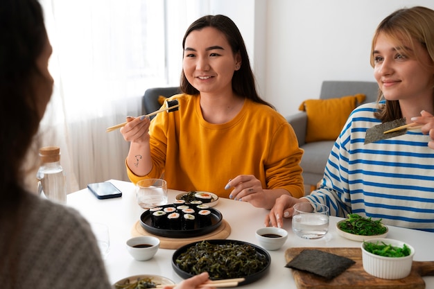 Vista frontal mulheres comendo em casa