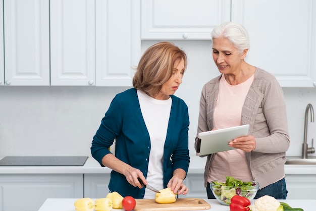 Vista frontal mulheres cozinhando juntos