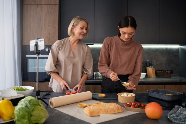 Vista frontal mulheres cozinhando juntos