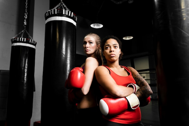 Vista frontal mulheres posando juntos no centro de treinamento de boxe