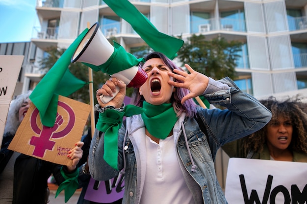 Vista frontal mulheres protestando ao ar livre