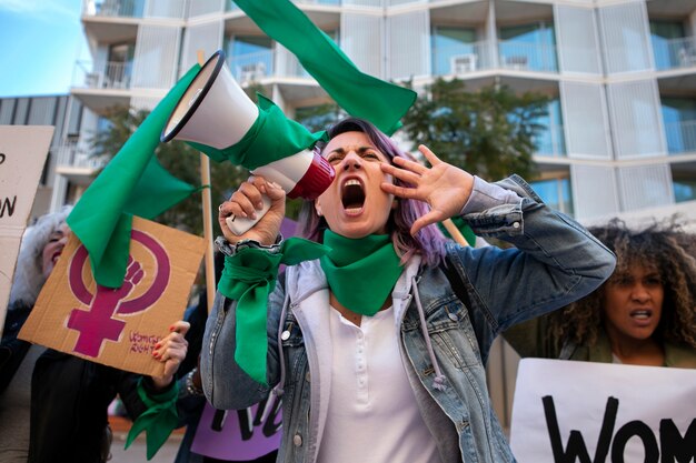Vista frontal mulheres protestando ao ar livre