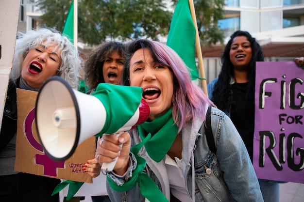 Vista frontal mulheres protestando ao ar livre