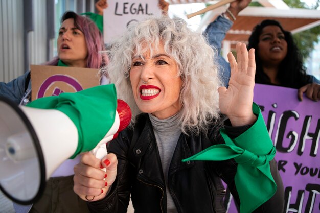 Vista frontal mulheres protestando ao ar livre