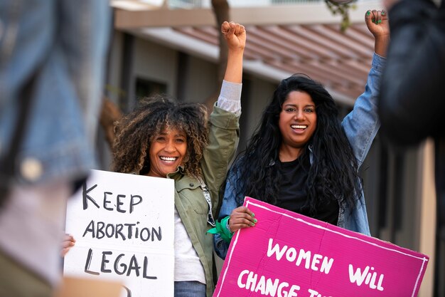 Vista frontal mulheres protestando ao ar livre