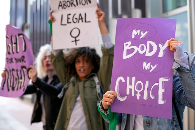 Vista frontal mulheres protestando ao ar livre