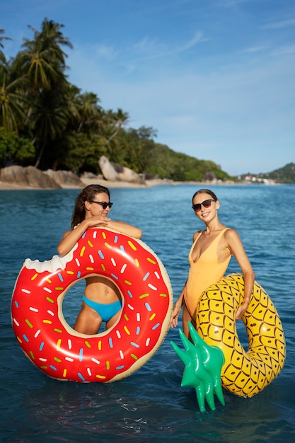 Vista frontal mulheres segurando flutuadores