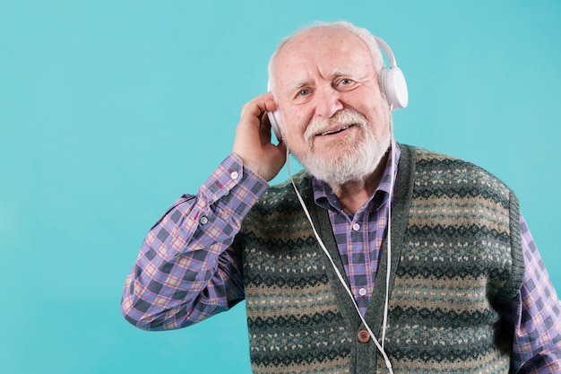 Vista frontal música masculina mais velha