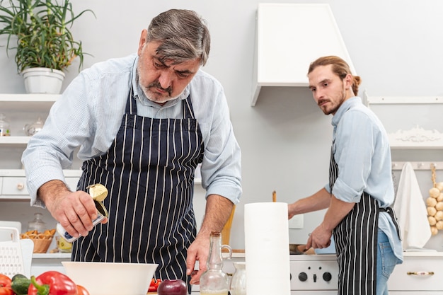 Foto grátis vista frontal pai e filho cozinhar