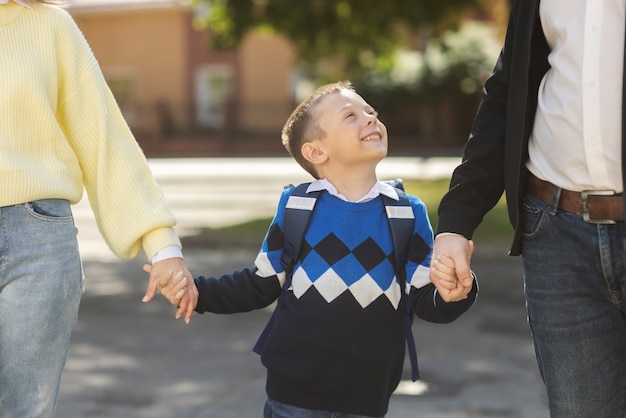 Foto grátis vista frontal pais e filho no primeiro dia escolar