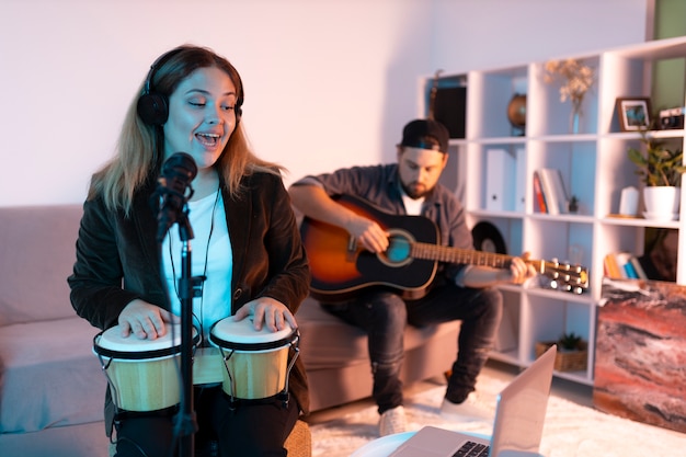 Vista frontal pessoas fazendo música