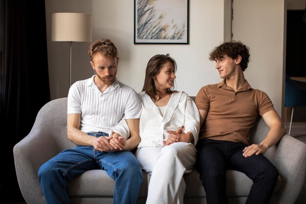 Vista frontal pessoas sorridentes de mãos dadas