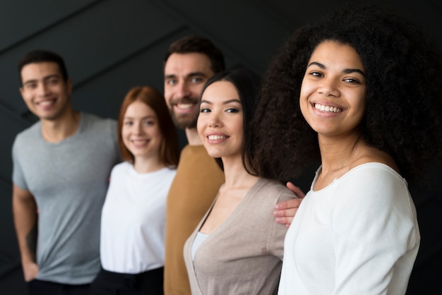 Foto grátis vista frontal positivo jovens sorrindo