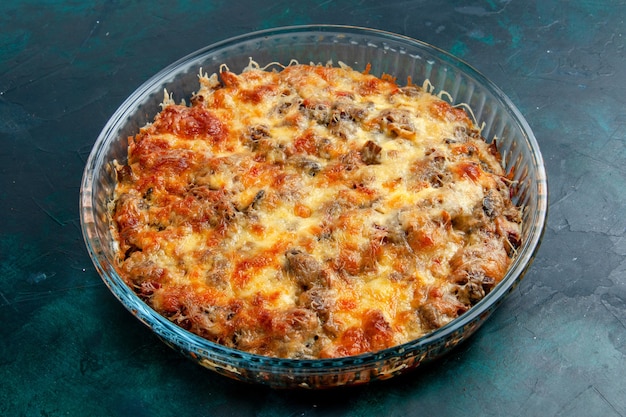 Foto grátis vista frontal refeição de carne cozida com legumes e carne fatiada junto com queijo na mesa azul-escura comida refeição carne prato jantar forno assar