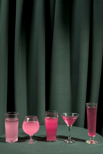Vista frontal rosa martinis na mesa