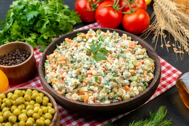 Vista frontal saborosa salada de legumes com legumes frescos e verduras em fundo escuro salada saúde carne ano novo refeição comida feriado Foto Premium
