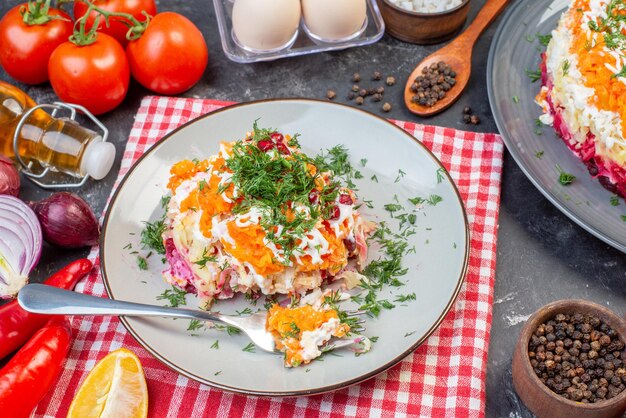 Vista frontal saborosa salada de legumes com romãs em fundo escuro comida almoço ano novo lanche cor salada refeição foto