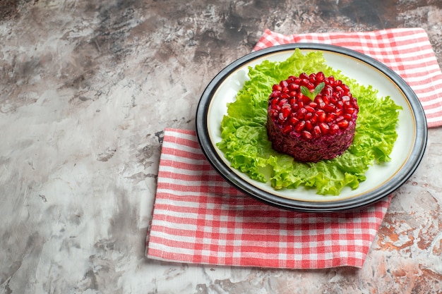 Foto grátis vista frontal saborosa salada de romã redonda em forma de salada verde em cor clara dieta de refeição madura