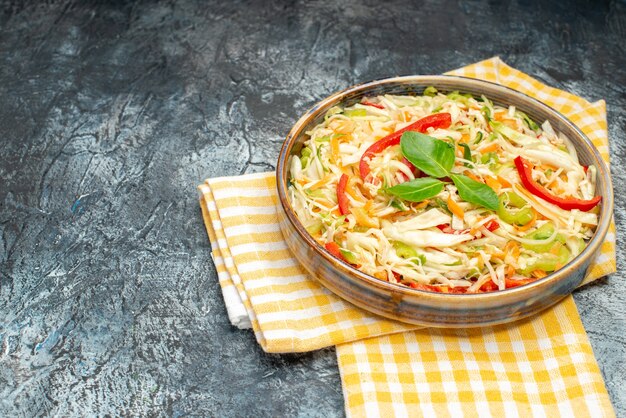 Vista frontal saborosa salada de vegetais dentro da bandeja em mesa cinza claro