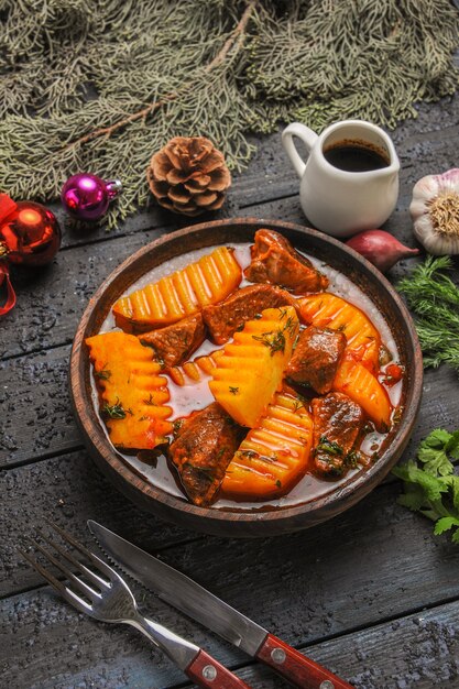 Vista frontal saborosa sopa de carne com verduras e batatas na mesa escura comida prato sopa de árvore