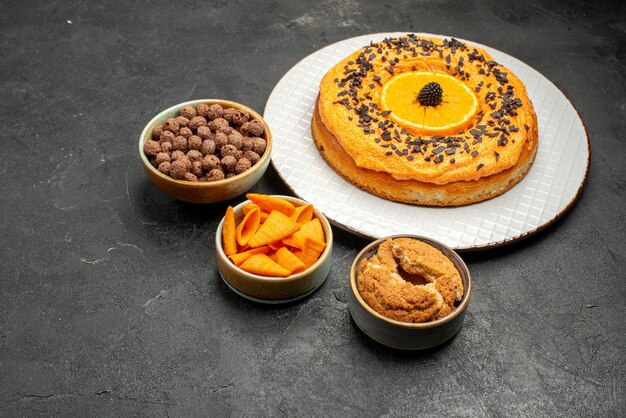 Vista frontal saborosa torta doce com fatias de laranja em mesa cinza escuro torta doce sobremesa chá biscoito bolo açúcar