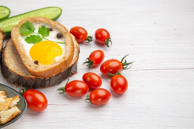 Vista frontal saborosas torradas de ovos com legumes em fundo branco almoço comida madura salada de café da manhã dieta vida saudável refeição espaço livre