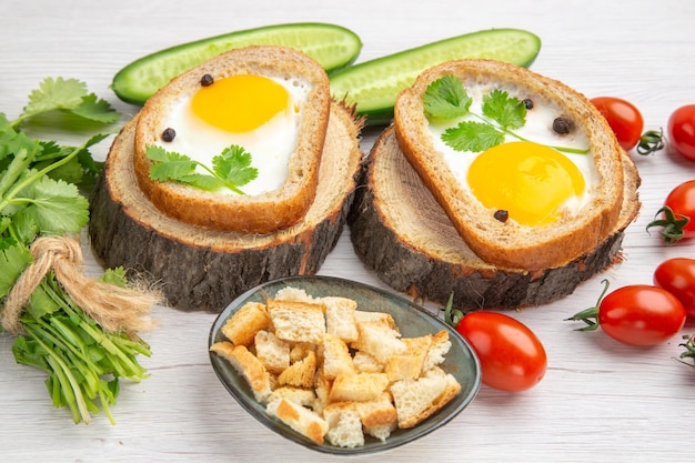 Vista frontal saborosas torradas de ovos com verduras e legumes em fundo branco almoço comida madura café da manhã salada dieta vida saudável refeição