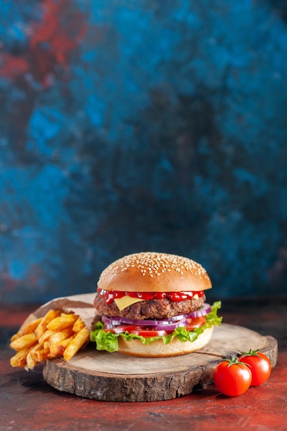 Vista frontal saboroso cheeseburger de carne em fundo escuro lanche fast-food sanduíche hambúrguer jantar torrada salada