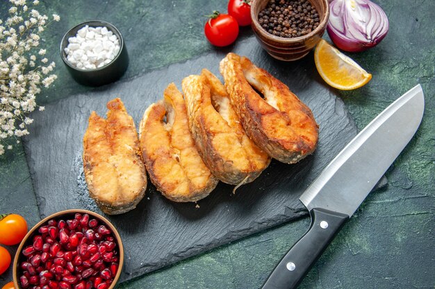 Vista frontal saboroso peixe frito na superfície azul escuro refeição pimenta carne frita frutos do mar frutos do mar salada
