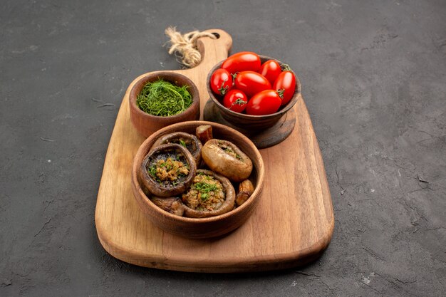 Vista frontal saborosos cogumelos cozidos com tomates em comida madura selvagem cinza escuro