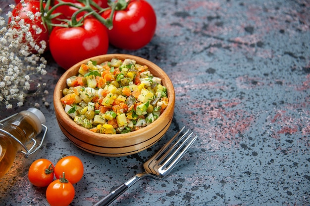 Vista frontal salada de legumes com temperos em fundo azul